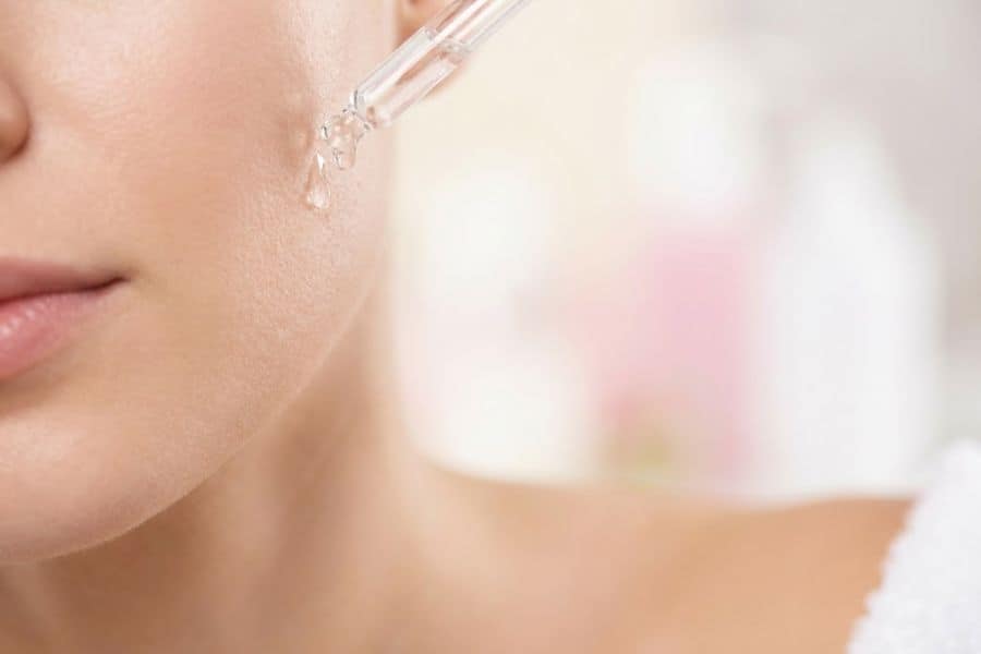 Tác dụng của Vitamin B5 với da mặt và giải pháp phục hồi 19 Thử serum B5 trên vùng da nhỏ trước khi thoa toàn mặt để kiểm tra độ lành tính