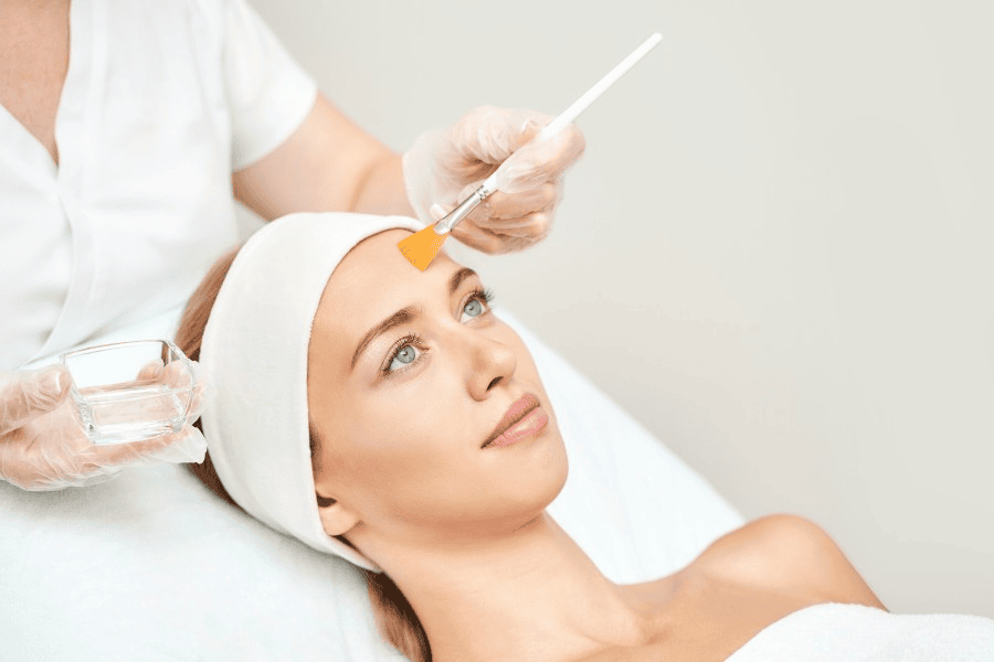 Tái tạo da là gì? Các phương pháp thực hiện an toàn 7 Peel vừa và sâu cần thực hiện tại cơ sở y tế có bác sĩ da liễu giám sát, không tự thực hiện tại nhà