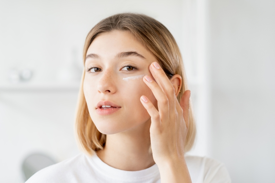 Quy trình skincare cho da dầu mụn không thể thiếu bước dưỡng ẩm cho da