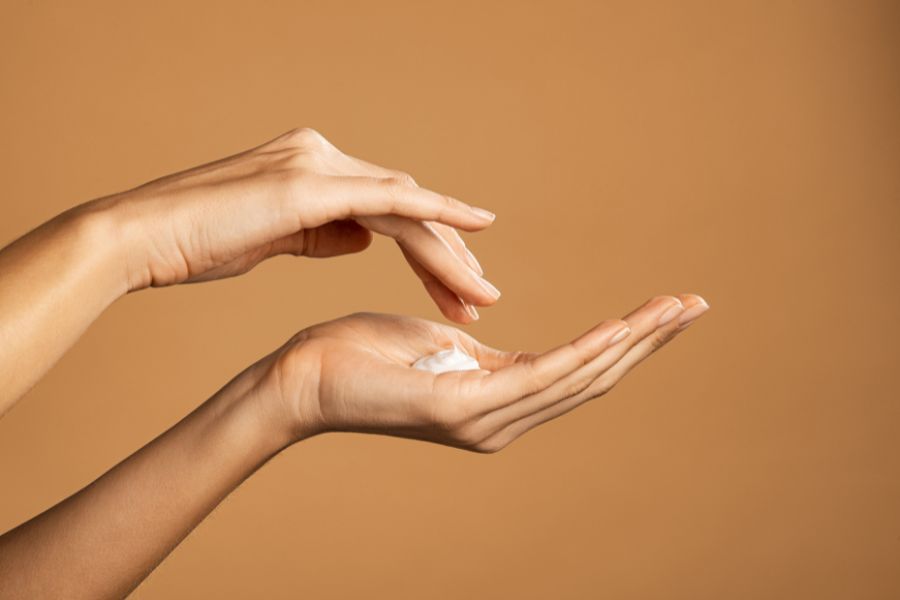 Sử dụng kem, lotion để trị nứt da tại nhà là phương pháp phổ biến