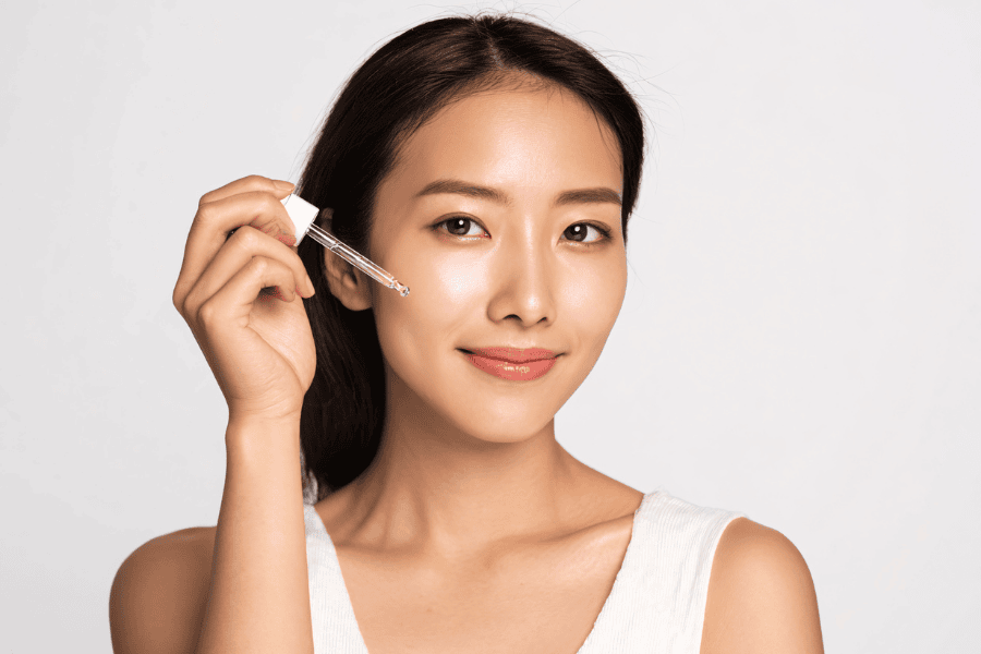 Sử dụng các sản phẩm cấp ẩm sẽ giúp nền da ổn định hơn