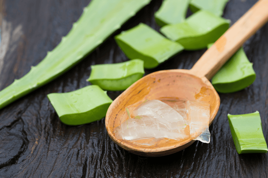 Sử dụng nha đam giúp làm dịu da và trắng mịn rạng ngời