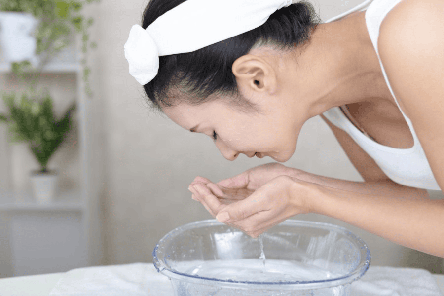 Sử dụng nước lọc tinh khiết để rửa mặt giúp làm sạch mà không phá vỡ môi trường pH tự nhiên của da