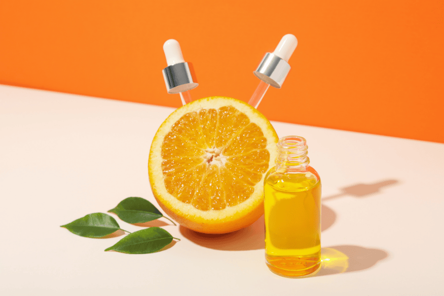 Sử dụng serum vitamin C giúp làm sáng bề mặt da hiệu quả