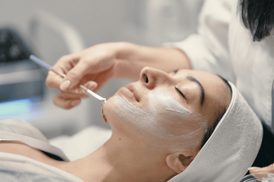 Tần suất peel da lý tưởng dao động từ 2 tuần đến 3 tháng/lần, tùy thuộc vào cấp độ peel và tình trạng da cụ thể