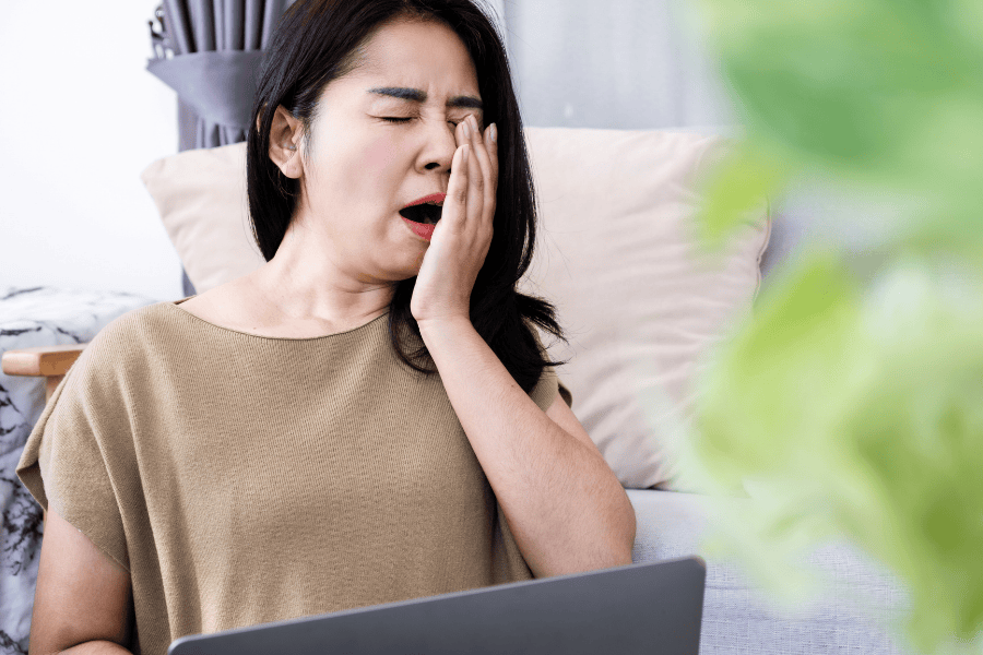 Da mặt sần sùi: Nguyên nhân, dấu hiệu và cách điều trị 4 Thiếu ngủ và stress kéo dài khiến bề mặt da kém sắc, sần sùi