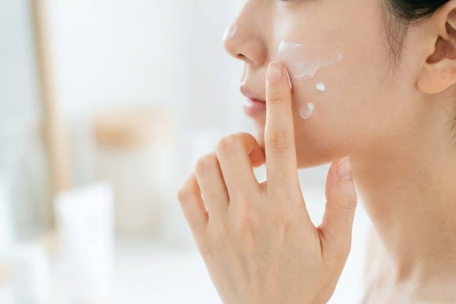 Sử dụng kem chống nắng phổ rộng kết hợp che chắn kỹ lưỡng khi di chuyển ngoài trời