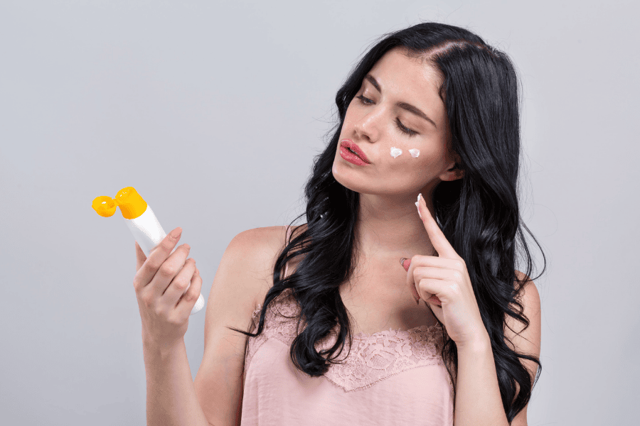 Thoa kem chống nắng để hạn chế tình trạng nám sạm da sau khi peel