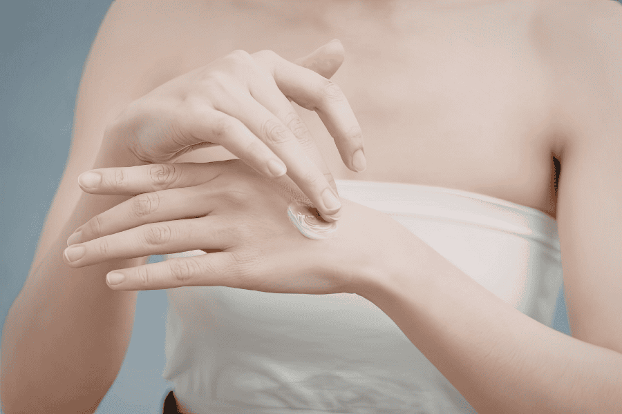 Thoa một lượng nhỏ nguyên liệu lên vùng tay trước khi dùng toàn mặt 