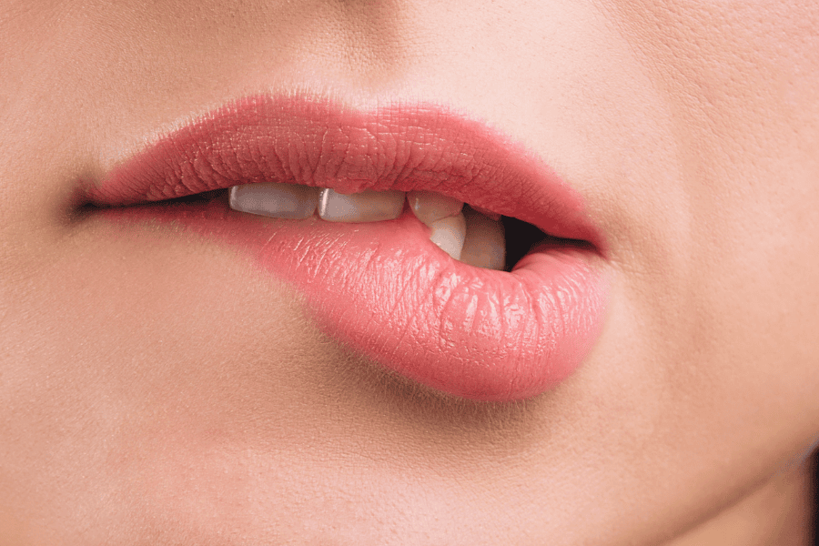 Thói quen cắn môi khiến môi bị thâm sạm và xỉn màu