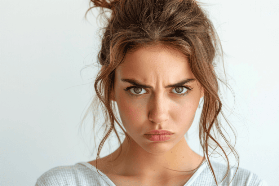 Thói quen cau mày dễ tạo nếp nhăn dọc và xuyến giữa trán