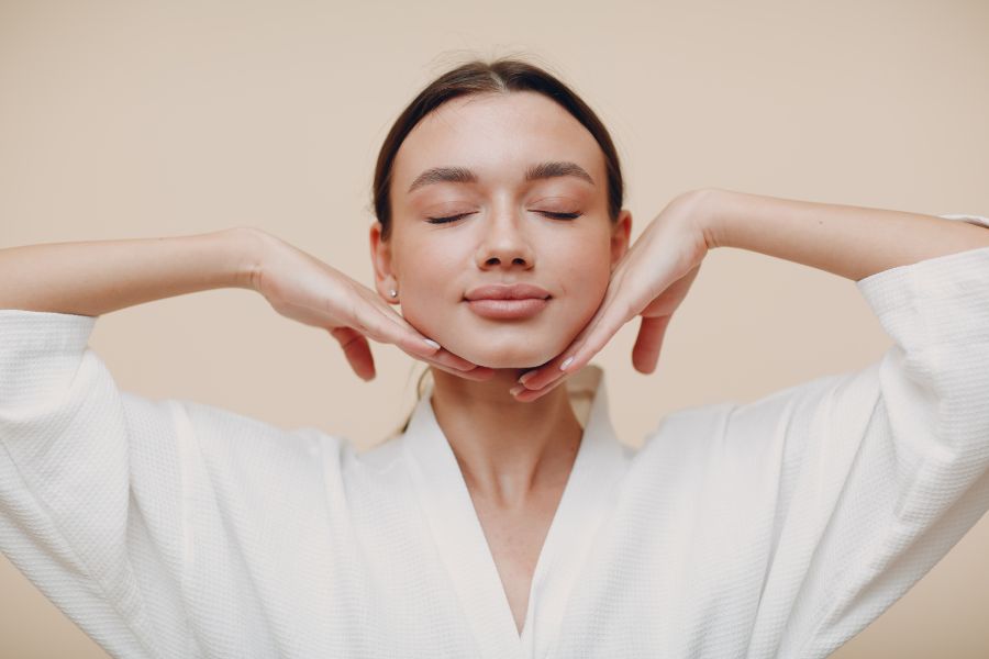 Thực hiện massage da nhẹ nhàng là một trong các cách thức khuya mà không nổi mụn