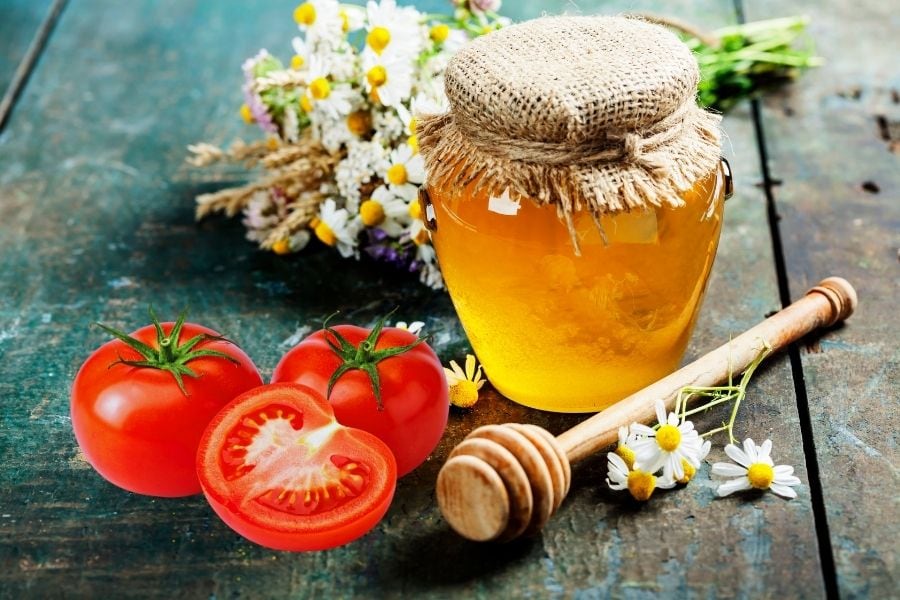 Mật ong và cà chua là công thức trị mụn tại nhà bằng mật ong đơn giản và hiệu quả