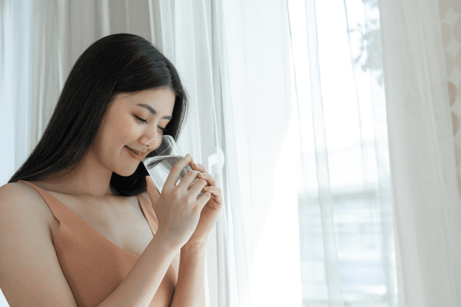 Da khô thiếu chất gì? Cách bổ sung dưỡng chất giúp da căng mịn 15 Uống đủ nước giúp tăng cường tuần hoàn máu dưới da