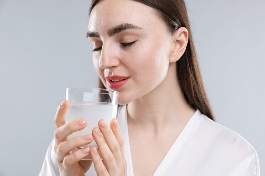 Uống đủ nước mỗi ngày để tăng cường độ ẩm và phục hồi hàng rào bảo vệ da