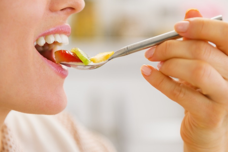 ưu tiên ăn đồ ăn nhẹ giúp môi bong nhanh sau phun xăm