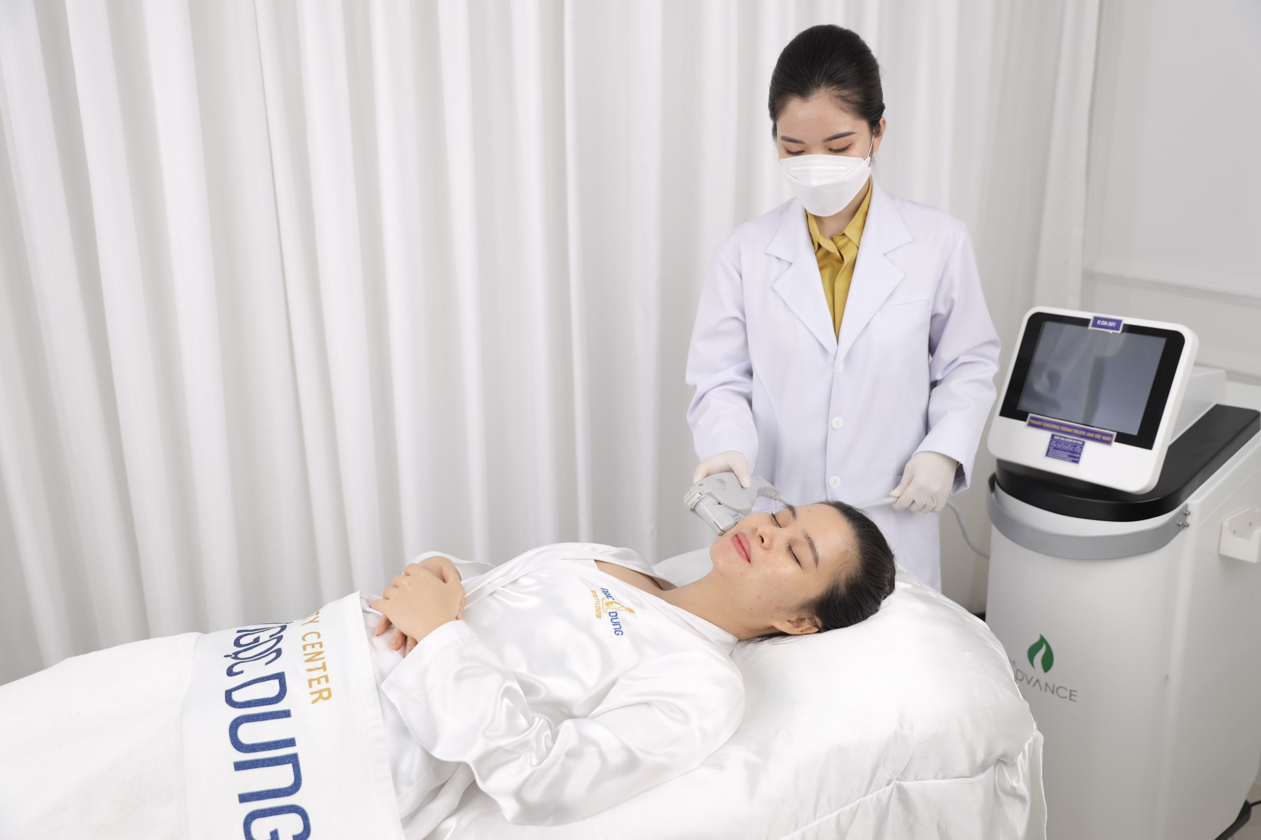 Không nặn mụn có tự hết không? Nếu không nặn mụn thì sao? 7 Khách hàng điều trị mụn bằng công nghệ laser tại Ngọc Dung beauty