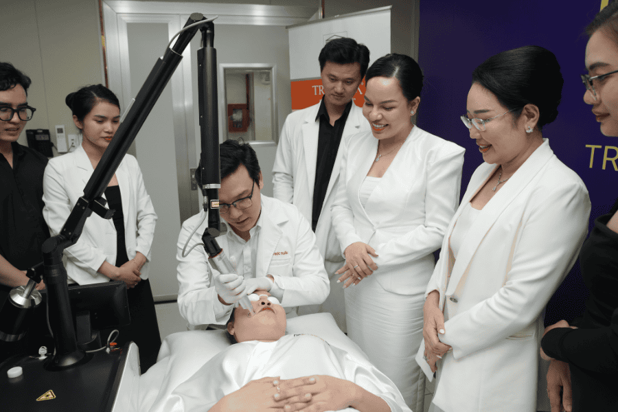 Bác sĩ chuyên môn Phạm Đức Tuấn trực tiếp thăm khám và lên phác đồ điều trị cho khách hàng