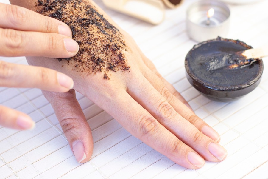 Thực hiện tẩy da chết định kỳ để ngăn ngừa tình trạng da khô nứt nẻ tay