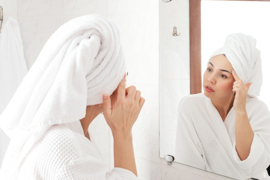 Sử dụng vitamin E trên da mặt giúp duy trì làn da tươi trẻ và mịn màng.