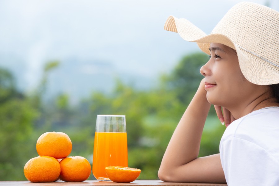 Việc sử dụng vitamin C có thể khiến làn da nhạy cảm hơn với ánh nắng mặt trời