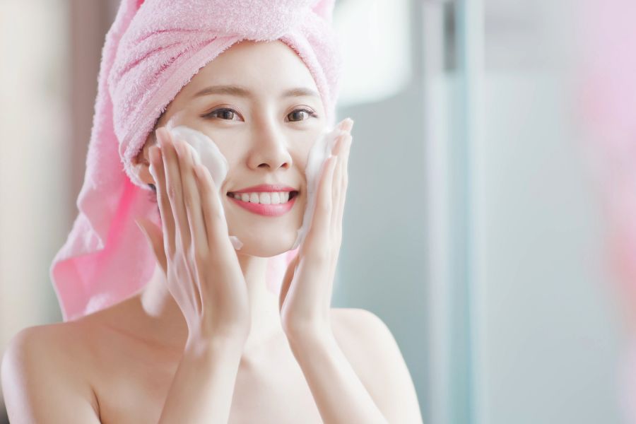 Sau khi đắp mặt nạ sủi bọt hãy rửa sạch da với nước ấm và sau đó sử dụng nước lạnh để rửa lại