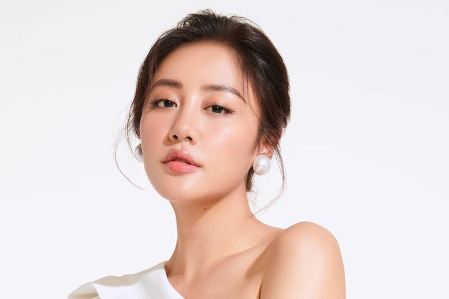 Gương mặt tròn sẽ hợp với kiểu chân mày lá liễu để có độ thanh thoát, hài hòa