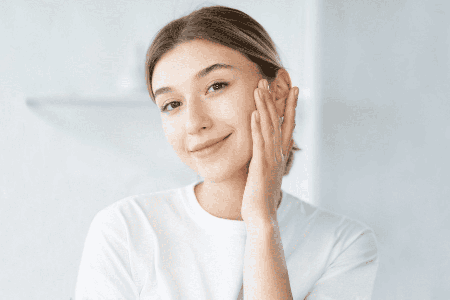 Chườm đá lên mặt có tác dụng gì? 10+ lợi ích nổi bật 6 Chườm đá giúp làm mờ các vết nhăn li ti trên mặt