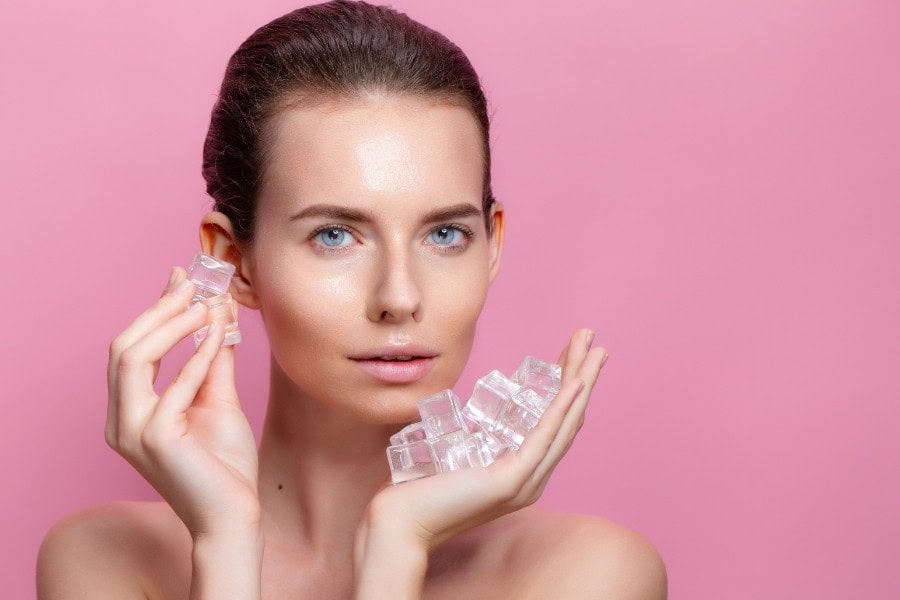 Chườm đá lên mặt có tác dụng gì? 10+ lợi ích nổi bật 3 Chườm đá lên mặt thường xuyên sẽ giúp bạn làm giảm bọng mắt hiệu quả