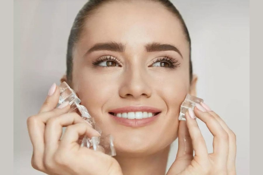 Chườm đá lên mặt có tác dụng gì? 10+ lợi ích nổi bật 9 Chườm đá nhẹ nhàng theo chuyển động tròn trên da