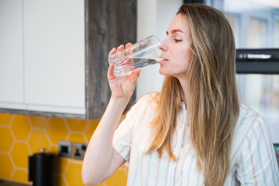 Uống đủ lượng nước cần thiết mỗi ngày để cấp ẩm từ sâu bên trong