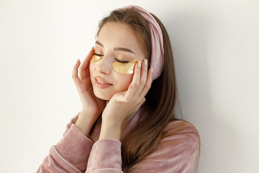 Đắp mask mắt dạng gel giúp thư giãn vùng da xung quanh mắt hiệu quả