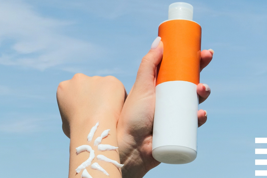 Kem chống nắng là sản phẩm chứa thành phần ngăn chặn tia UV gây hại da