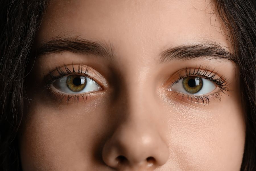 Khoảng cách giữa lông mày và mắt cũng mang những ý nghĩa riêng biệt