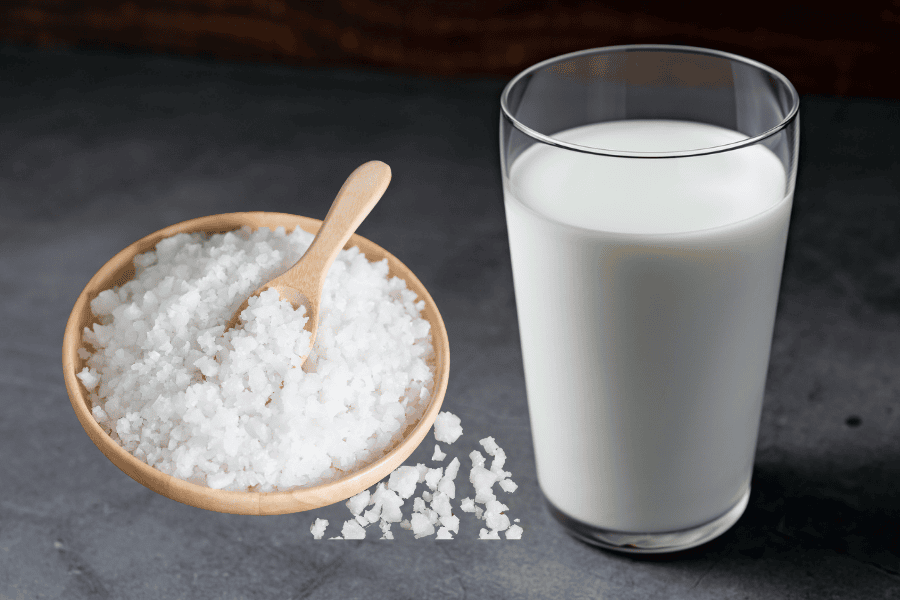 Muối và sữa tươi không đường giúp làm sạch, giảm sần mụn trên da