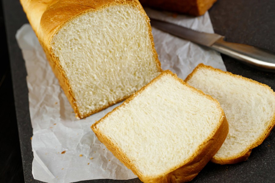Nếu bạn quan tâm đến lượng calo trong khẩu phần ăn, có thể xem xét thay thế bánh mì trắng bằng các loại bánh mì nguyên cám