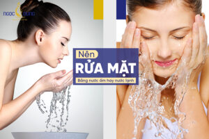 rửa mặt bằng nước ấm