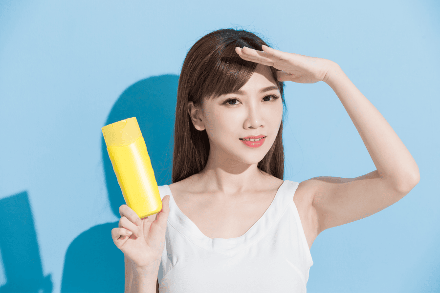 Sử dụng kem chống nắng để tránh sự tác động của tia UV