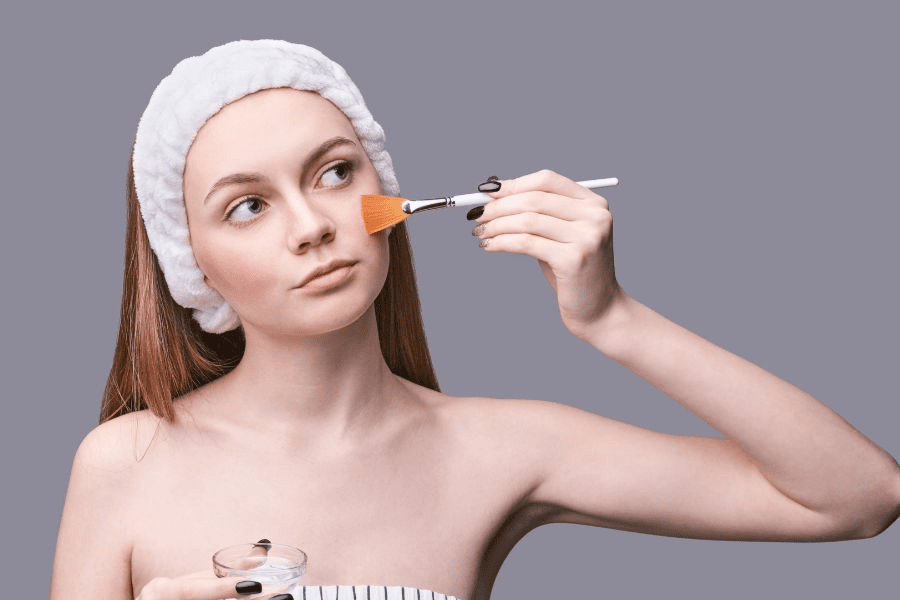 Tẩy da chết hóa học là phương pháp loại bỏ tế bào da chết bằng các hoạt chất acid như AHA, BHA, và PHA