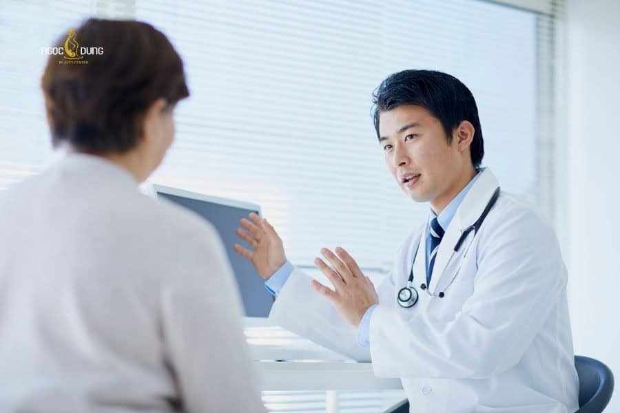 Da mặt bị ngứa sần sùi phải làm sao? Cách xử lý chuẩn 6 Nên đến thăm khám với bác sĩ chuyên môn để có phương án điều trị dị ứng da phù hợp