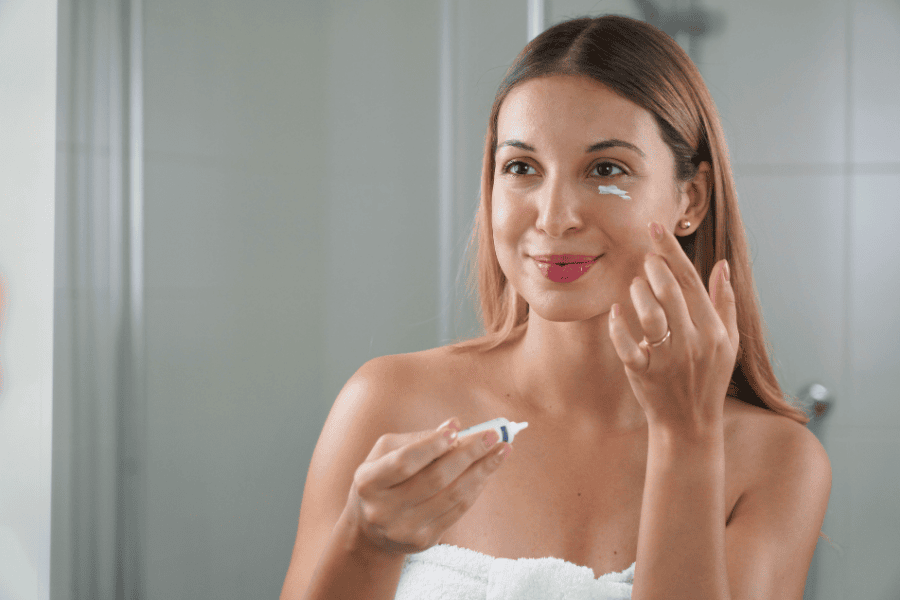 Thoa kem dưỡng ẩm giúp hoàn thiện quy trình và duy trì trạng thái ổn định hơn cho vùng da mắt