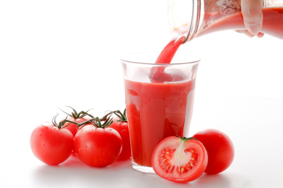 Uống nước ép cà chua để môi phun lên màu chuẩn đẹp như ý
