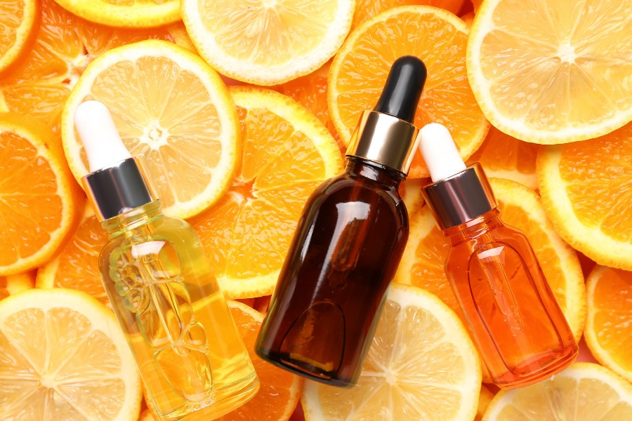 Sử dụng các sản phẩm chăm sóc da có vitamin C