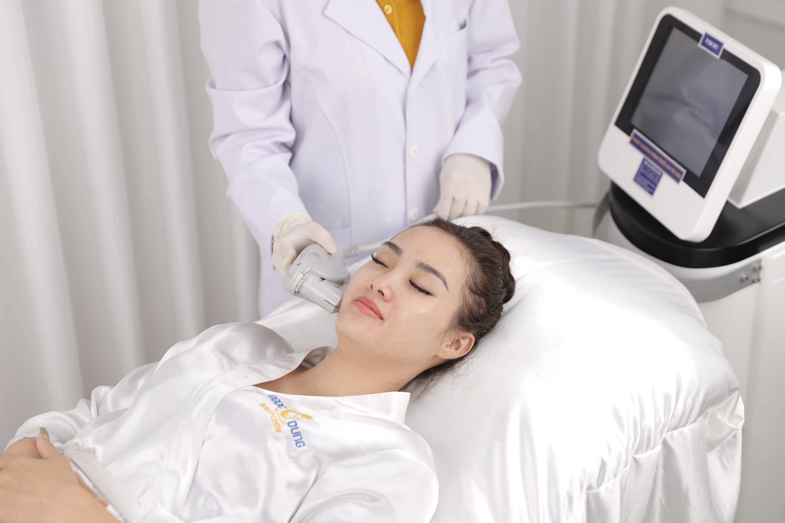 Tại sao bị mụn trứng cá đỏ Rosacea? Cách điều trị thế nào? 8 Laser cũng là một cách điều trị mụn trứng cá đỏ hiệu quả