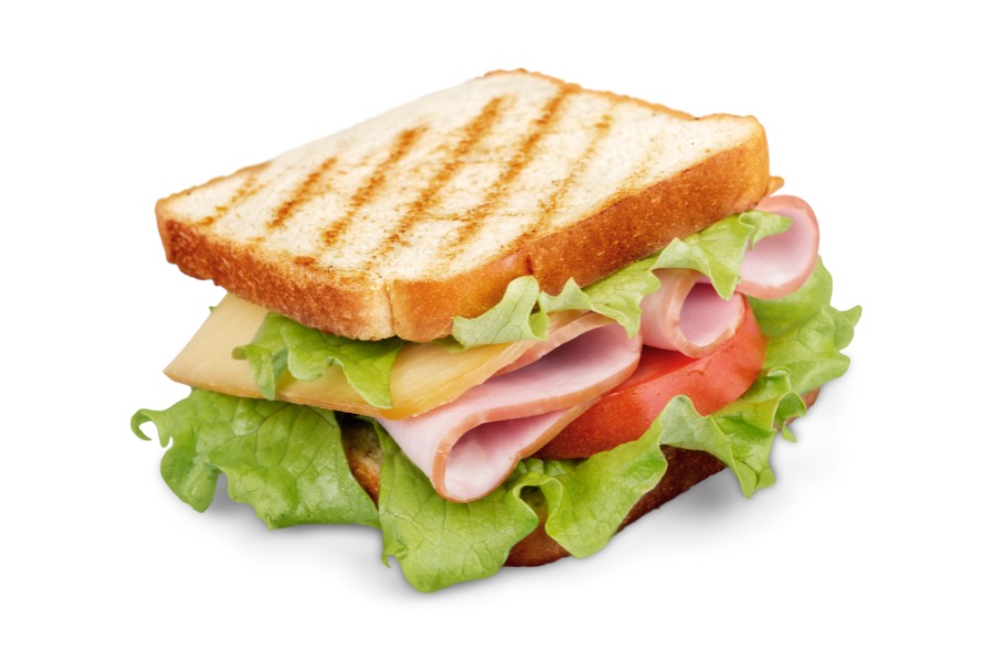 Bánh mì sandwich kẹp thịt nguội là một món ăn không chỉ ngon miệng mà còn giàu dinh dưỡng