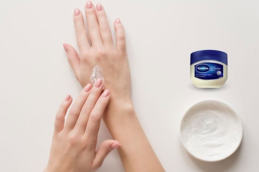 Có thể bôi một lớp mỏng vaseline sau wax để giảm rát da