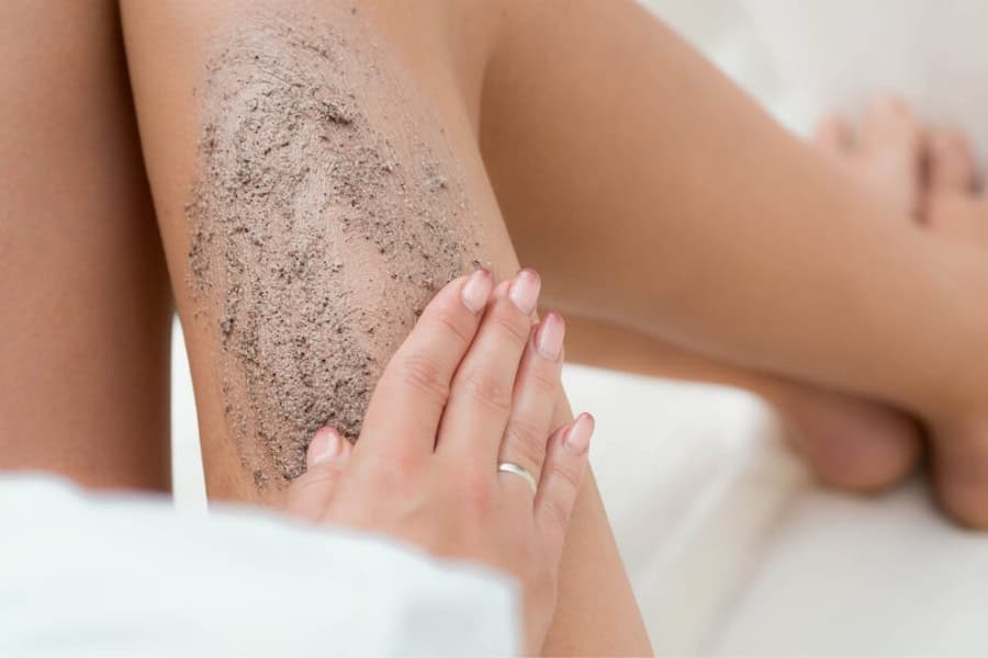 Hãy tẩy tế bào chết định kỳ để làm thông thoáng lỗ chân lông
