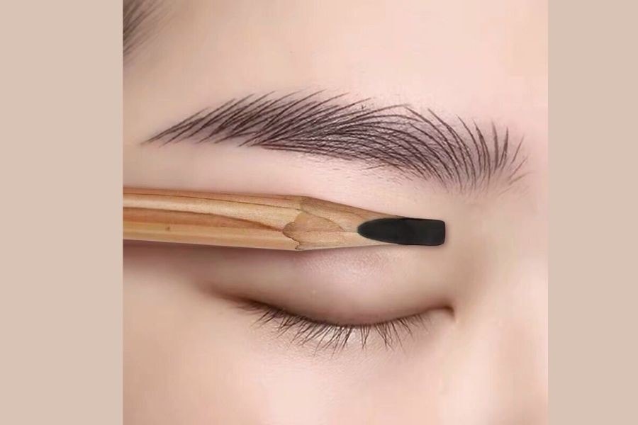 Chân mày phẩy sợi là cách vẽ lông mày tự nhiên giúp mô phỏng từng sợi lông mày thật, phù hợp với người có chân mày thưa