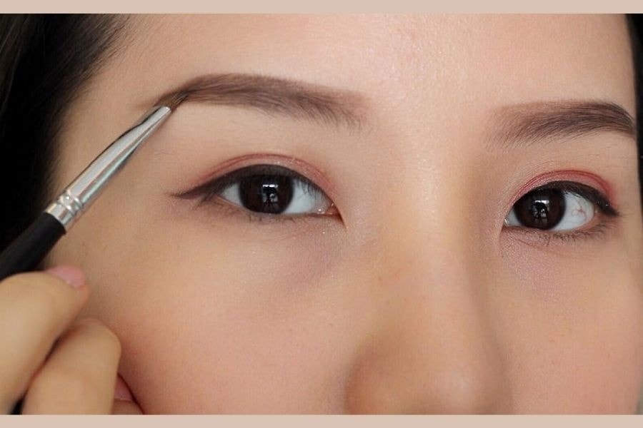 Kiểu vẽ này phù hợp với phong cách trang điểm nhẹ nhàng, giúp giữ được nét riêng của khuôn mặt 