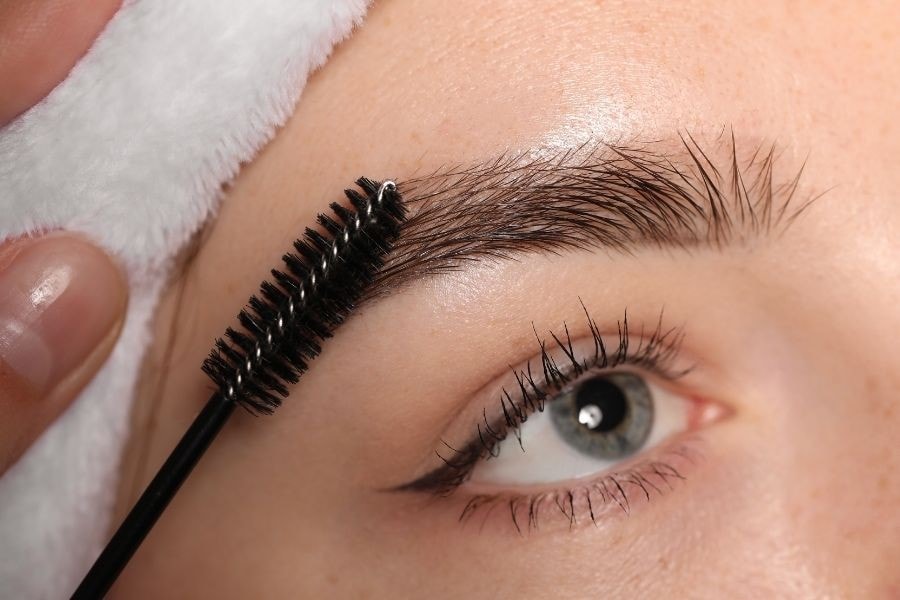 Chải và tỉa lông mày sẽ hỗ trợ cách vẽ chân mày đẹp đơn giản và giúp màu vẽ bám đều, không bị lem